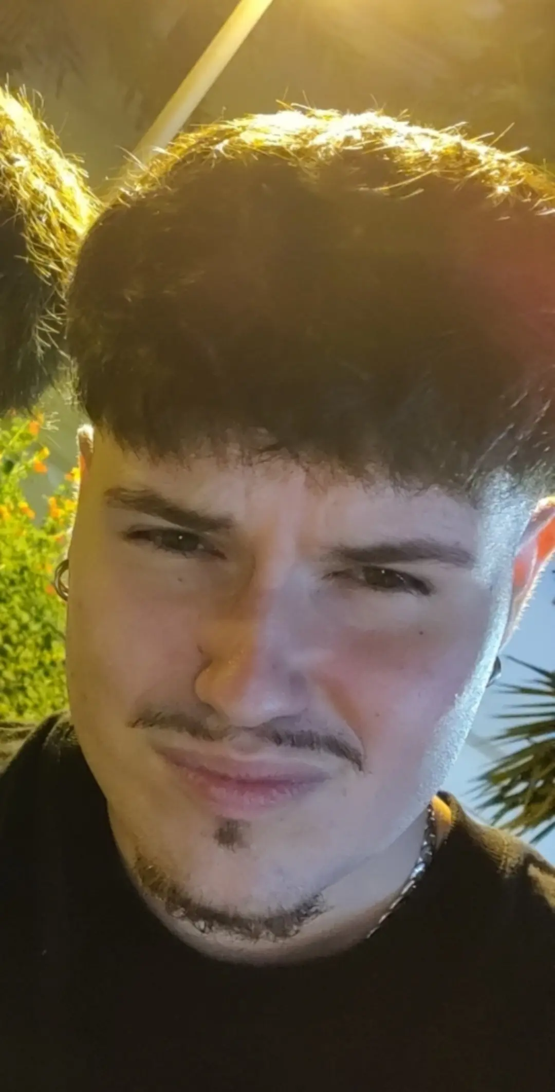 Podrías hacerme una foto hiperrealista de un caballero medieval que tenga mi cara (la cara del caballero tiene que ser exactamente igual a la de la imagen que he mandado) con armadura  y sin casco sosteniendo en brazos a mí gato, el gato tiene que ser de raza un gato himalayo. El fondo tiene que ser un bosque con una cascada y al fondo un castillo