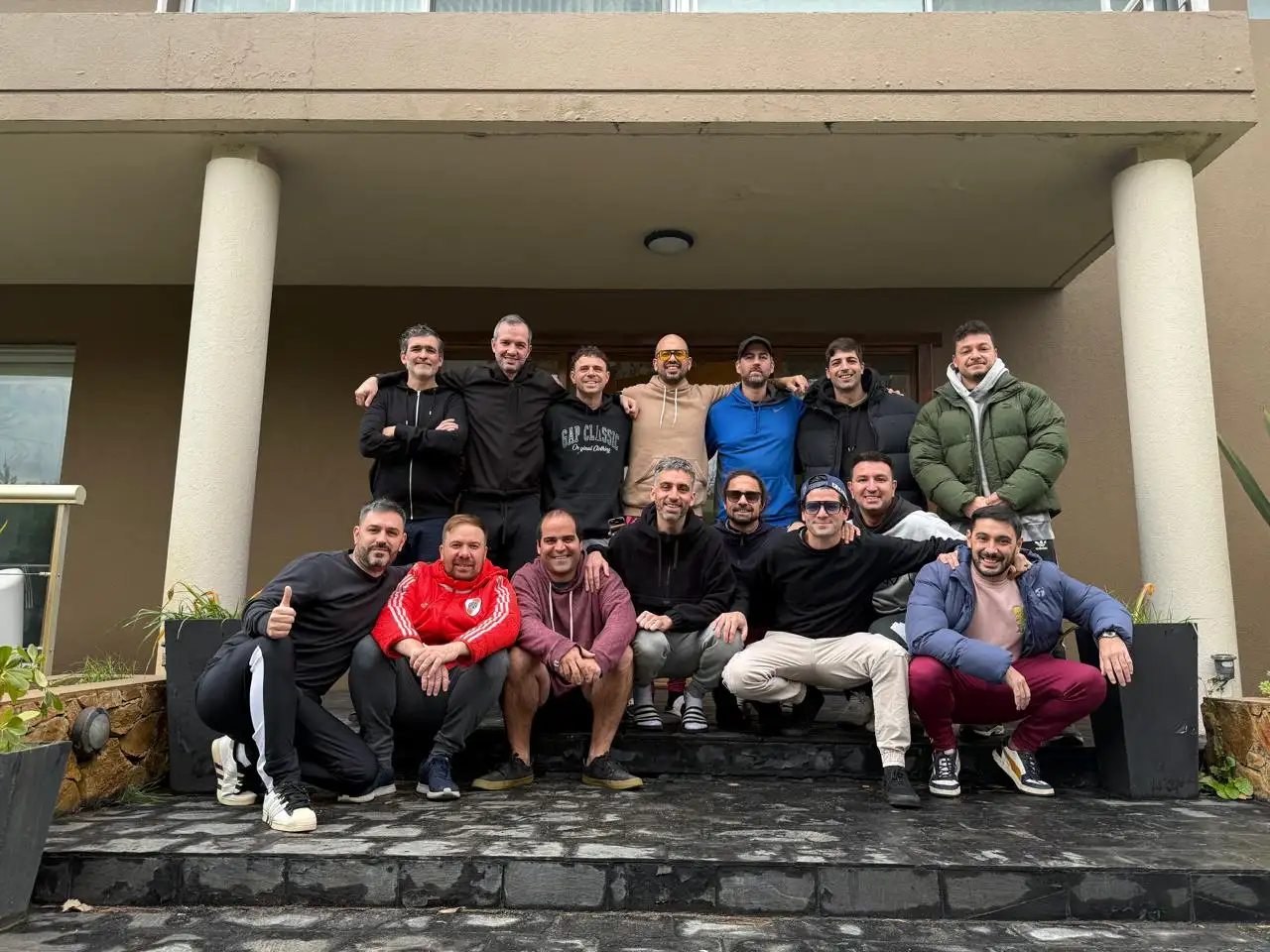 Crea una selfie grupal  HDR cinematográfica vertical 8K ultrarrealista, usando únicamente imagen de referencia proporcionada; conserva al 100 % los rasgos faciales, proporciones, tono de piel, cabello y expresión natural de todos los usuarios, sin alteraciones ni estilizacionescon múltiples disfraces originales, fotorrealista comi un grupo de amigos con disfraces casuales de Halloween acercándose a una torcida casa victoriana encantada en un barrio suburbano al anochecer, con calabazas iluminadas alineadas en el camino de concreto agrietado, niebla ligera avanzando desde un parque cercano que parece un cementerio, luna naranja llena proyectando sombras largas en el porche de madera cubierto de telarañas, capturado con enfoque nítido y luz natural vespertina como si fuera tomado con una cámara DSLR profesional. versiones glamorosas de monstruos clásicos hasta villanos modernos reinventados, con variaciones de color, textura, época y estilo, perfectas para inspirar combinaciones únicas y auténticas de Halloween.
Iluminación: Luz diurna brillante, tonos cinematográficos, sombras naturales, colores vibrantes. Estilo: Hiperdetallado, fotorrealista, encuadre vertical 8K (9:16), perfecto para TikTok/Reels.
Paisaje en un bosque lleno de niebla, con luces azules frías, aura brillante, mirada vacía y atmósfera mística ideal para un reel inquietante y elegante en Instagram durante Halloween.
Únicamente usar la imagen de referencia proporcionada; conservando al 100 % los rasgos faciales sin distorsión, proporciones, tono de piel, cabello y expresión natural de todos los usuarios, sin alteraciones y en un plano de cerca.