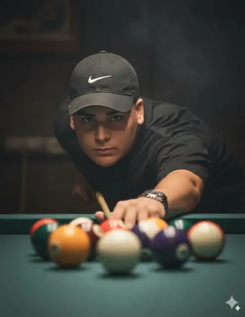Grita un ultrarrealista 8K
Retrato cinematográfico de un hombre jogando sinuca, capturado de una perspectiva de ángulo bajo. Ele está inclinado para a frente com foco intenso, alinhando uma tacada com o taco apontado directamente para a bola blanca. Estás viendo una camiseta preta grande y un reloj de pulso clásico en la mano, segurando o taco.
As bolas de bilhar estão dispostas à sua frente, com uma profundidade de campo rasa enfatizando su olhar penetrante.
Quiero usar un hueso negro con el logotipo de Nike.