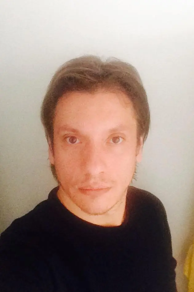 Usando 100% el rosto da foto enviada. Llora un retrato vertical 9:16 hiperrealista do homem da foto de referencia, sentado relajado en proa de un iate de lujo. Ele veste uma camisa blanca de lino abierto no peito, calça de lino bege claro e mocassins de camurça marrom, sem meias. Uma das mãos repousa no joelho, mientras a outra segura levemente os óculos de sol. Seu olhar é calmo, confiante y elegante, voltado discretamente hacia el horizonte. En el fondo, aguas azul turquesa cristalinas y colinas mediterráneas con vilas blancas. Clima visual: cómodo, aislado, elegante, estilo editorial de viaje. Calidad: Ultra-realista, 8K, núcleos vibrantes y naturales, texturas nítidas de piel, tecido y reflejos no mar.