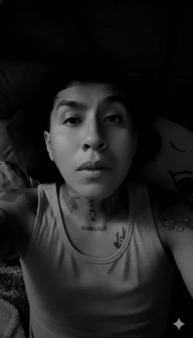 Retrato intenso, hiperrealista y en primer plano en blanco y negro, con iluminación cinematográfica lateral de alto contraste que resalta los rasgos faciales, creando sombras impactantes. El sujeto mantiene una mirada firme y segura hacia arriba, dirigida hacia un vacío oscuro. El entorno irradia misterio, realzado por un fondo minimalista completamente negro. Cada detalle aparece en resolución 4K, preservando fielmente la estructura facial, la textura del cabello y la autenticidad de la fotografía original.