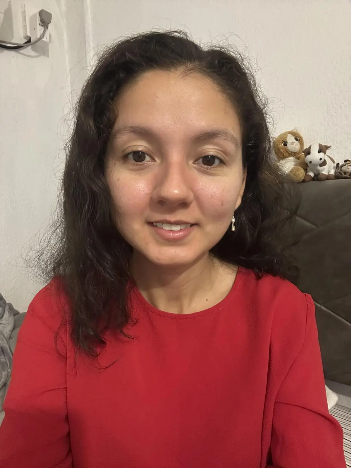 Esta es mi cara. Crea un retrato glamoroso de sesión de fotos de cumpleaños con flash. El telón de fondo es una pared neutra simple iluminada por un foco redondo, proyectando una sombra aguda y dramática detrás de mí para un efecto cinematográfico. Estoy posado de frente , como si soplara la vela de un pastel negro con brillo que sostengo delicadamente con ambas manos, el pastel está cubierto con velas encendidas número 26 su brillo cálido agregando un toque de celebración. Estoy usando un vestido negro satinado ajustado sin mangas con una abertura, creando una sensación de lujo, edición. mientras que mi cabello está muy lacio y largo. Mi expresión es juguetona pero equilibrada, los labios fruncidos como si estuvieran a mitad del soplo, capturando el momento exacto de la magia del cumpleaños. El conjunto es elegante, cinematográfico y moderno --- un equilibrio perfecto entre sofisticación y diversión, estilizado como una campaña de cumpleaños de alta moda.