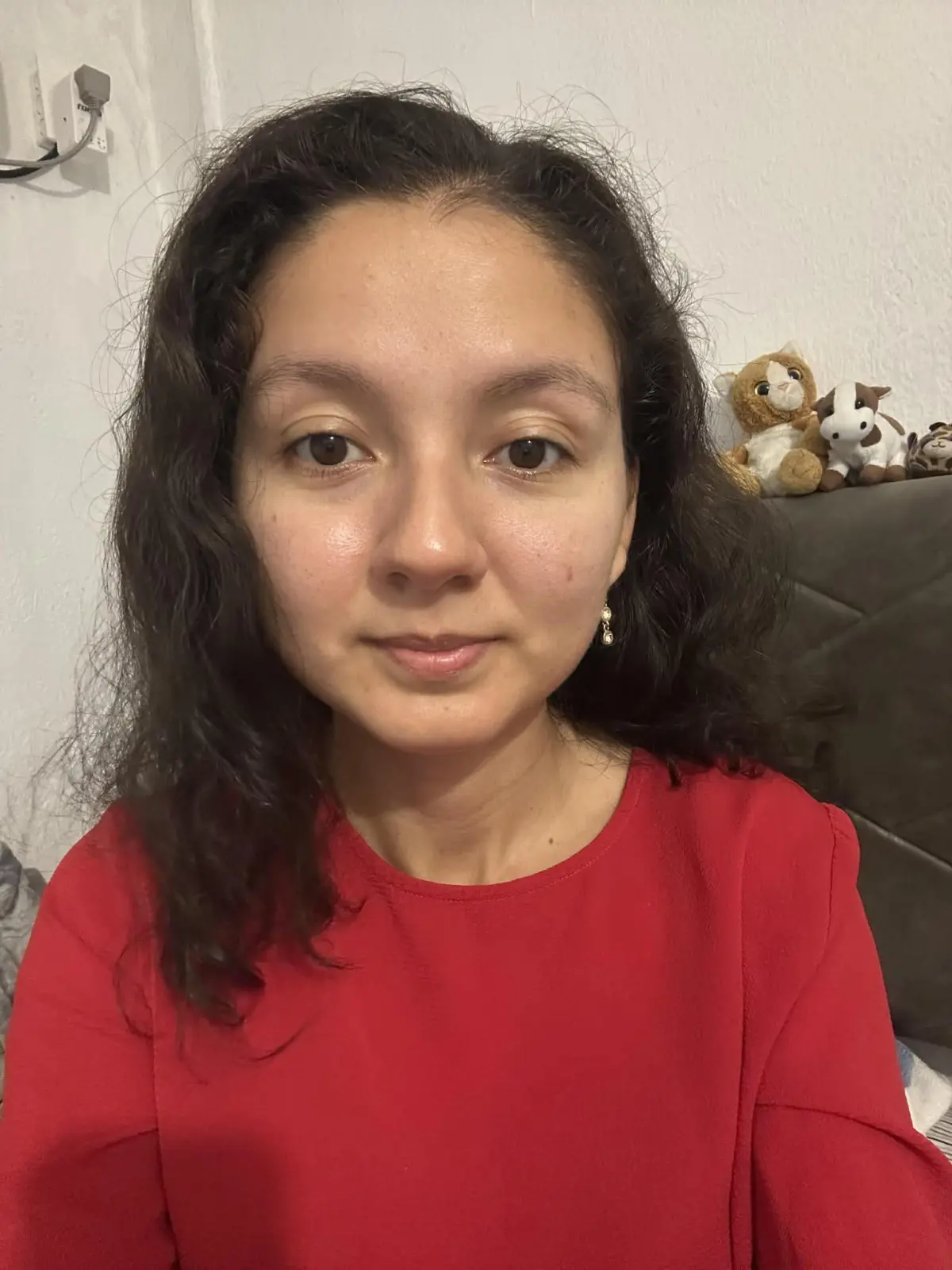 Esta es mi cara. Crea un retrato glamoroso de sesión de fotos de cumpleaños con flash. El telón de fondo es una pared neutra simple iluminada por un foco redondo, proyectando una sombra aguda y dramática detrás de mí para un efecto cinematográfico. Estoy posado de frente , como si soplara la vela de un pastel negro con brillo que sostengo delicadamente con ambas manos, el pastel está cubierto con velas encendidas número 29 su brillo cálido agregando un toque de celebración. Estoy usando un vestido negro satinado ajustado sin mangas con una abertura, creando una sensación de lujo, edición. mientras que mi cabello está muy lacio y largo. Mi expresión es juguetona pero equilibrada, los labios fruncidos como si estuvieran a mitad del soplo, capturando el momento exacto de la magia del cumpleaños. El conjunto es elegante, cinematográfico y moderno --- un equilibrio perfecto entre sofisticación y diversión, estilizado como una campaña de cumpleaños de alta moda.